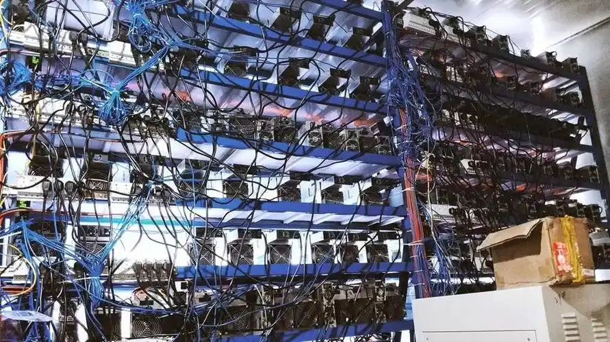 Mining farm optimization through energy efficiency and renewable resources.